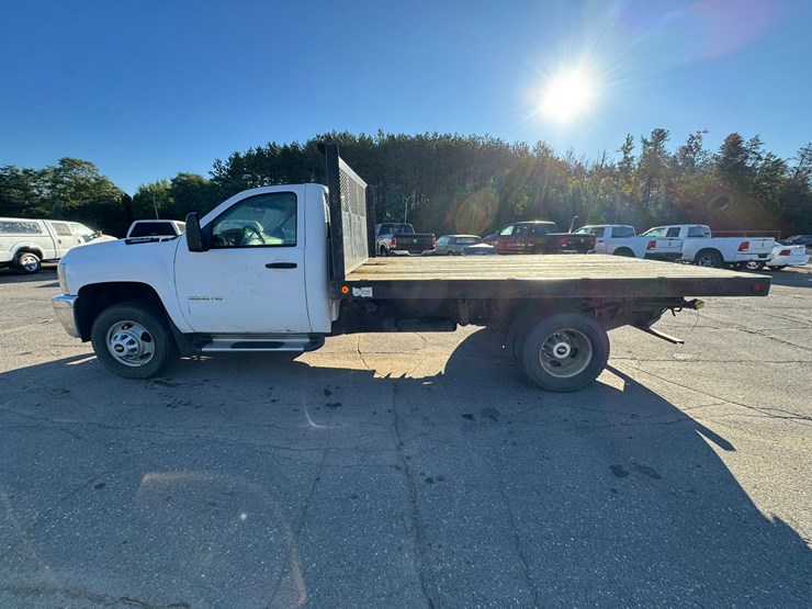 2014-chevrolet-3500-image-2