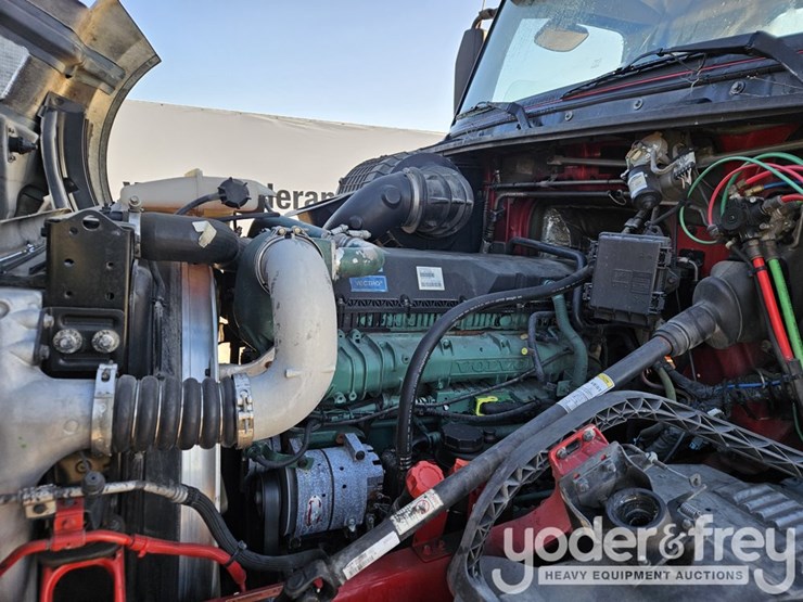 2015-volvo-vnl42t300-image-27