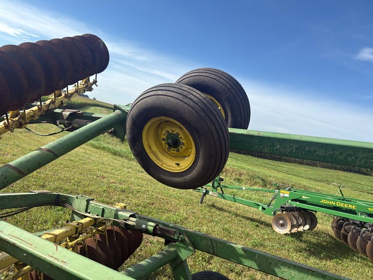 john-deere-220-image-6