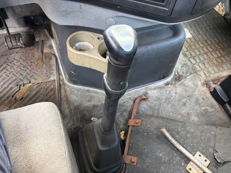 2004-volvo-10-image-15
