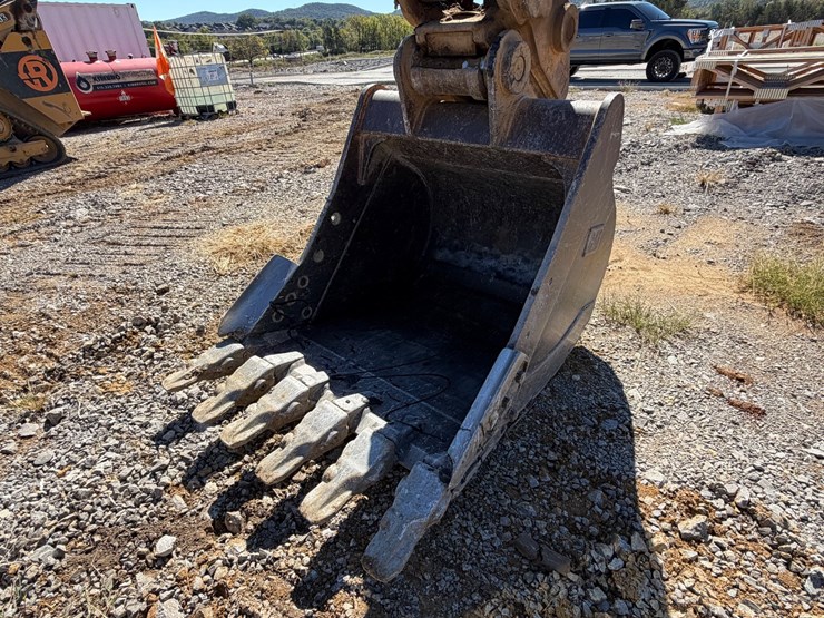 2016-caterpillar-323fl-image-22