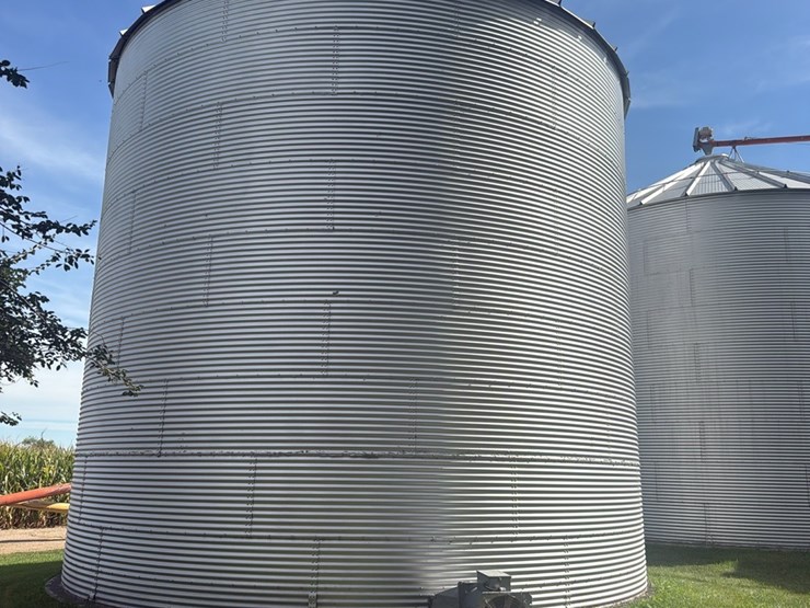 superior-grain-bin,-27’-approx-11,000-bu,-side-stairs,-full-floor,-unloading-auger,--seller-to-disconnect-power-to-bin,--buyer-responsible-for--removal,-sold-subject-to-seller-confirmation-image-6