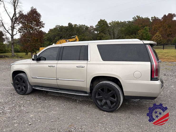 2017-cadillac-escalade-esv-luxury-image-2