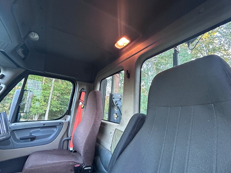 2016-freightliner-cascadia-113-image-36