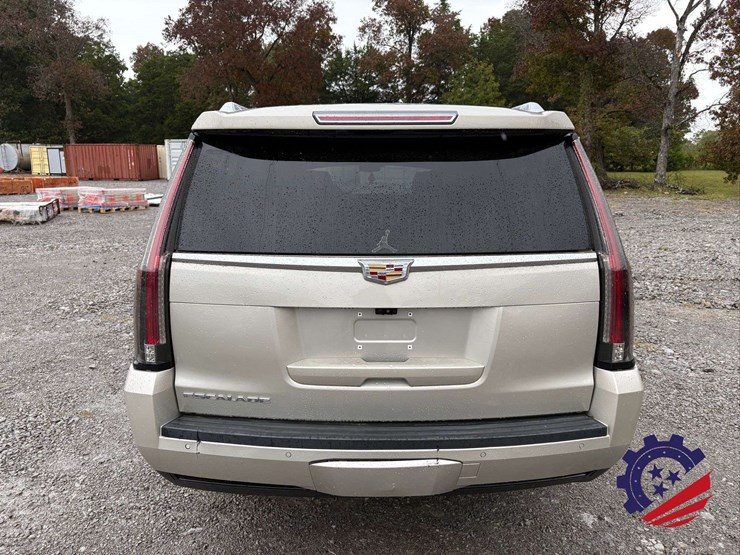2017-cadillac-escalade-esv-luxury-image-3