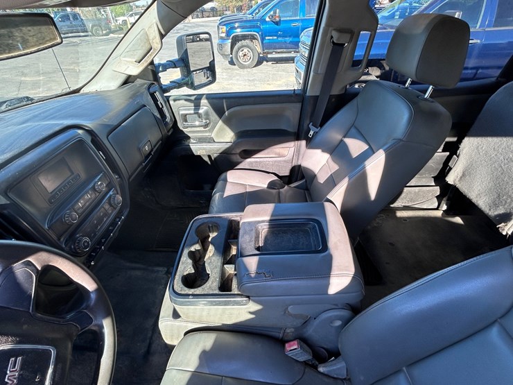 2017-gmc-3500-image-39