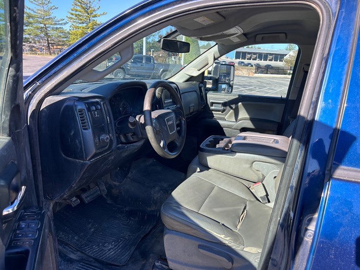 2017-gmc-3500-image-35