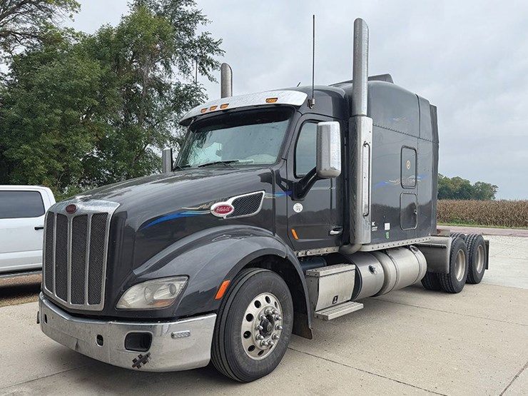 2019-peterbilt-579-image-1