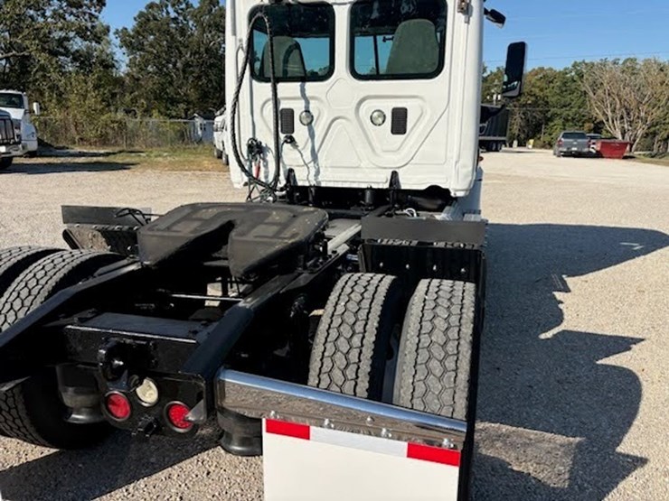 2014-freightliner-cascadia-113-image-5