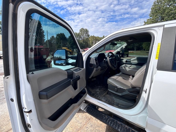 #69-•-2019-ford-super-duty-flatbed-truck-image-26