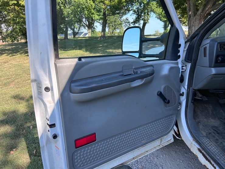 2002-ford-f550-xl-image-24