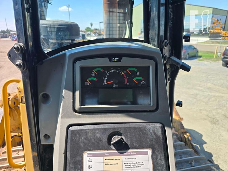 2013-caterpillar-d8t-image-16