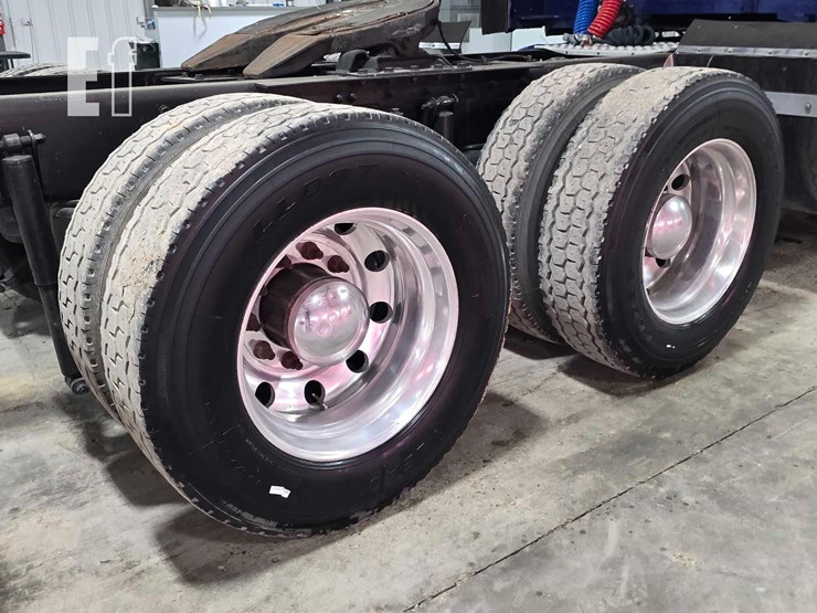 2015-kenworth-t680-image-25