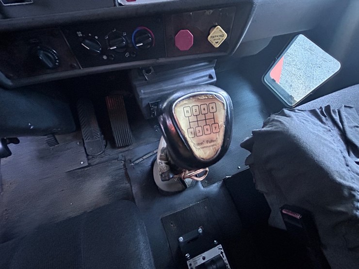 2005-kenworth-t300-image-32