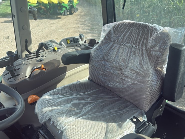 2023-john-deere-5075e-image-13