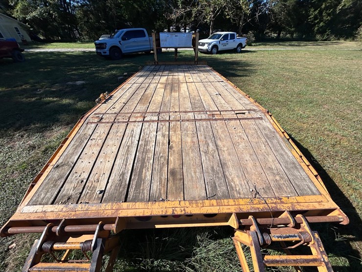 #93-•-20’-matthews-tandem-axle-gooseneck-trailer-image-8