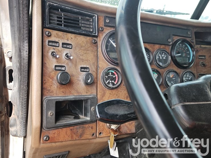 2005-peterbilt-335-image-27