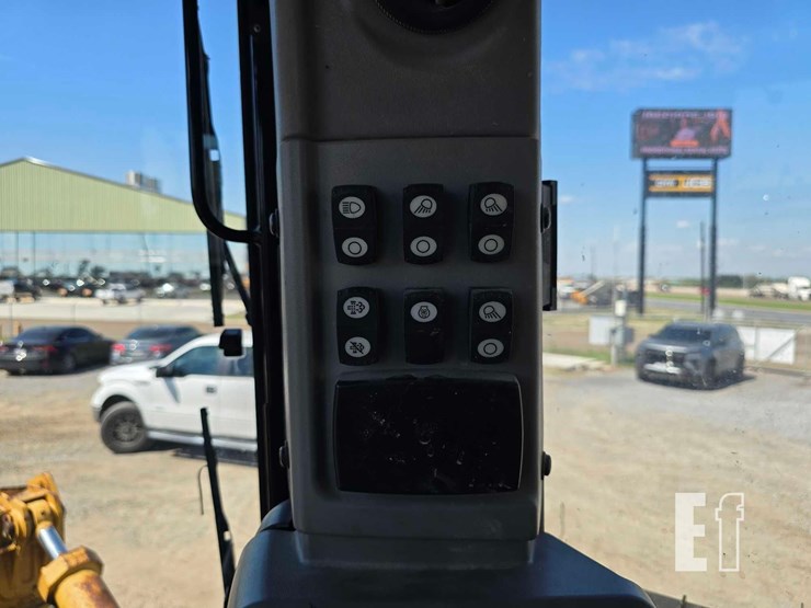 2013-caterpillar-d8t-image-24