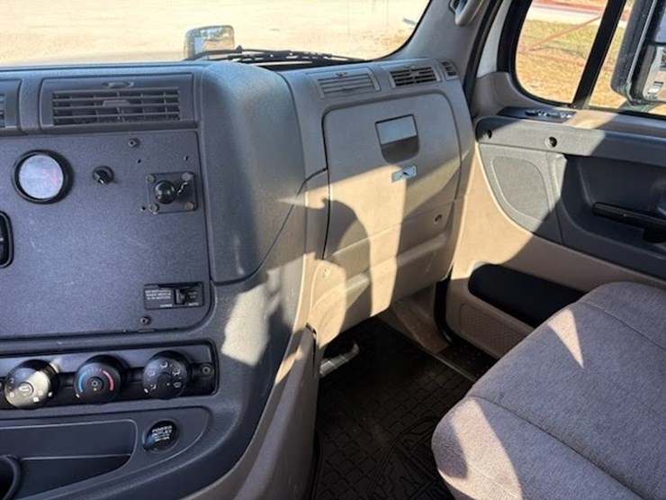 2014-freightliner-cascadia-113-image-14