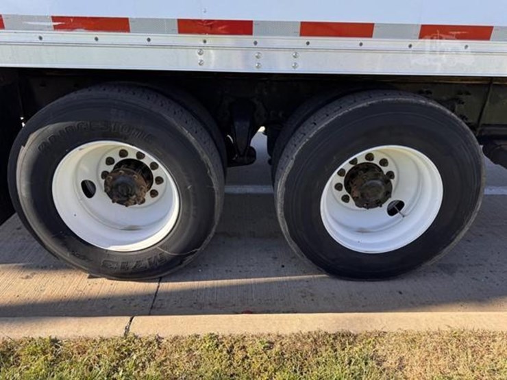2020-freightliner-m2-106-image-9