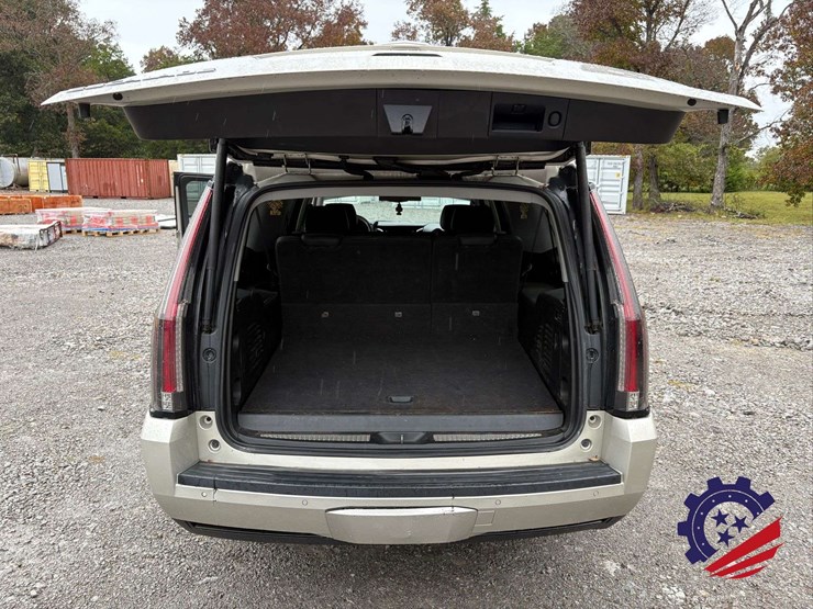 2017-cadillac-escalade-esv-luxury-image-36
