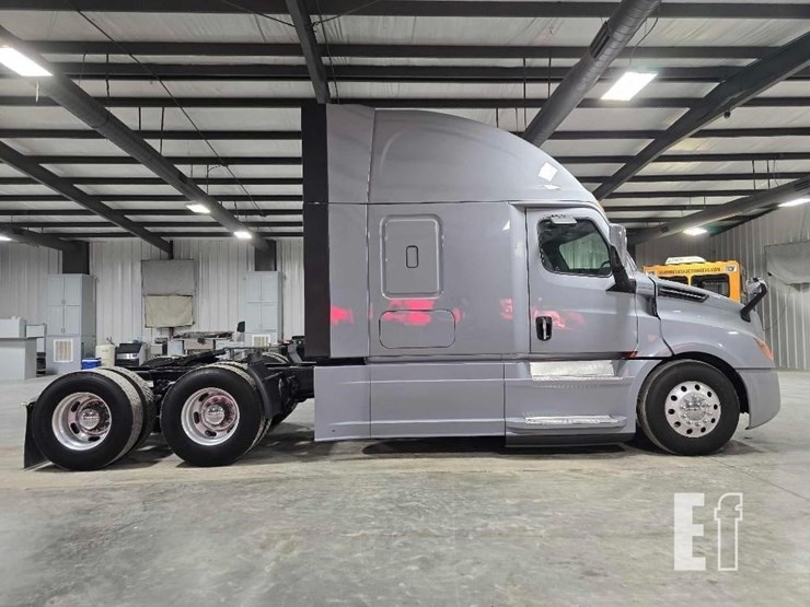 2020-freightliner-cascadia-126-image-6