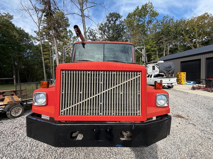 #64-•-1995-volvo-mechanics-truck-image-17