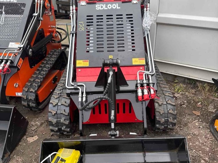 new-sdlool-co-mini-stand-on-skidloader-model-sl380-image-5