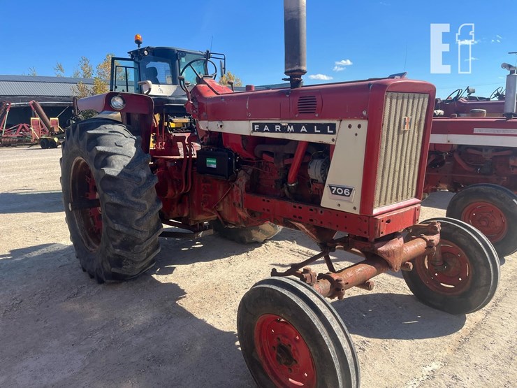 1964-case-ih-farmall-706-image-2
