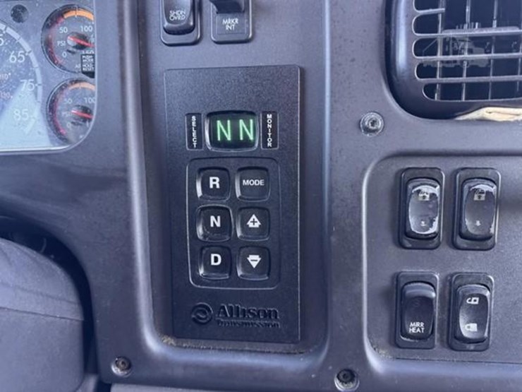 2020-freightliner-m2-106-image-13