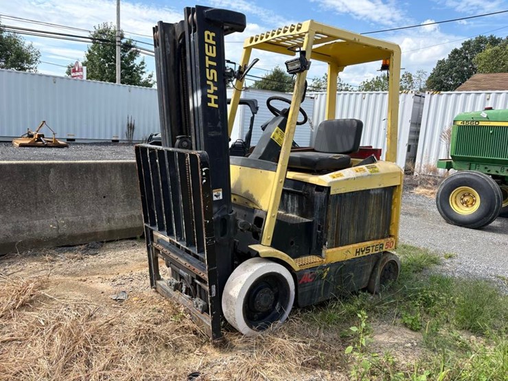 hyster-e502-33-forklift-image-1