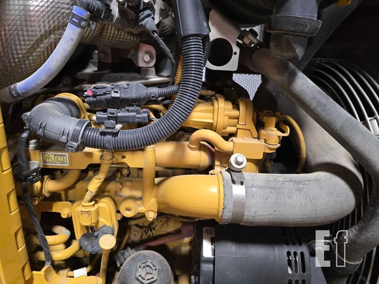 2021-caterpillar-d2-image-35