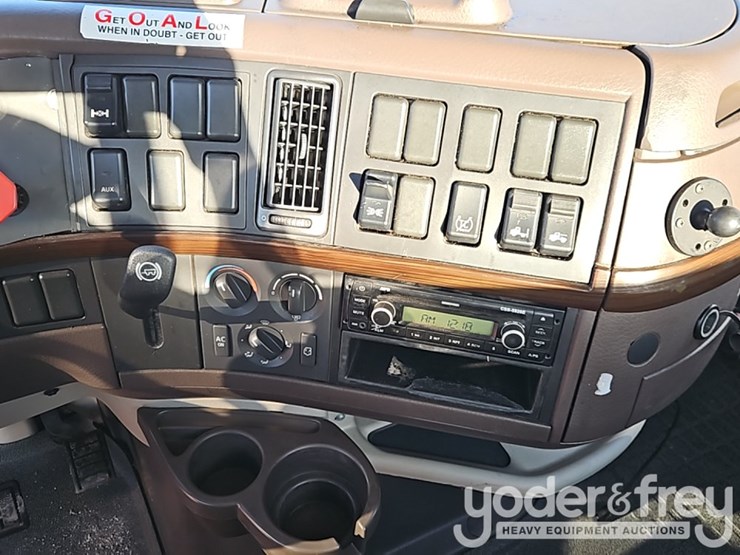 2015-volvo-vnl42t300-image-37