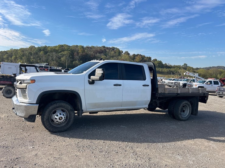 2021-chevrolet-3500-image-2