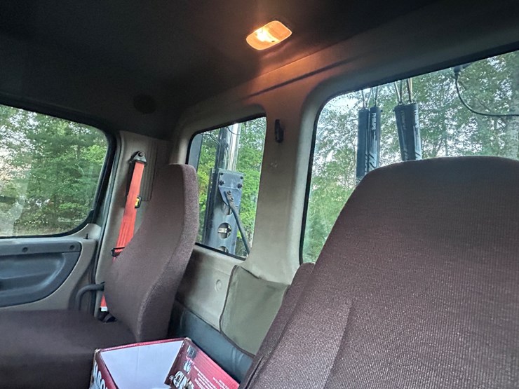 2015-freightliner-cascadia-113-image-37