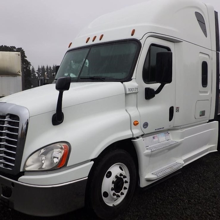 2018 Freightliner Cascadia 3-Axle Sleeper Truck