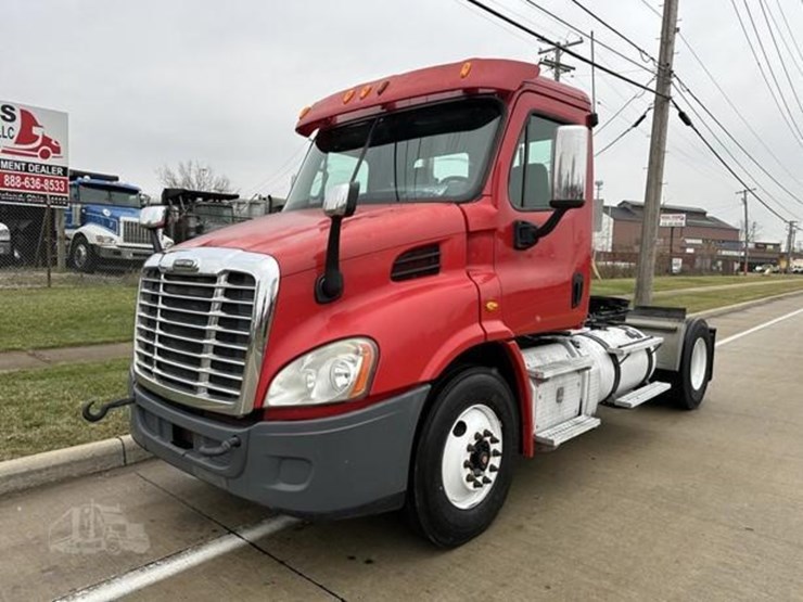 2013-freightliner-cascadia-113-image-4