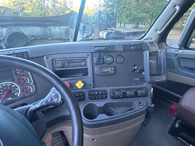2016-freightliner-cascadia-113-image-39