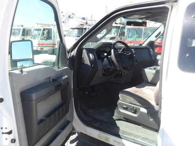 2011-ford-f550-image-19