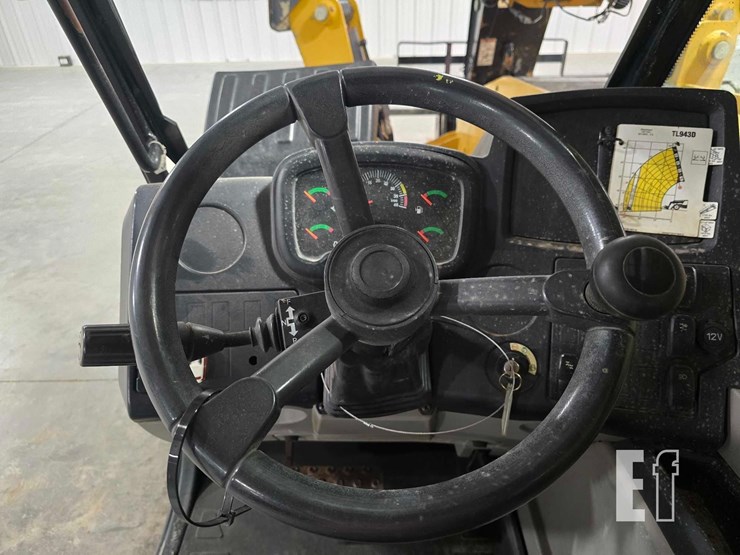 2018-caterpillar-tl943d-image-14