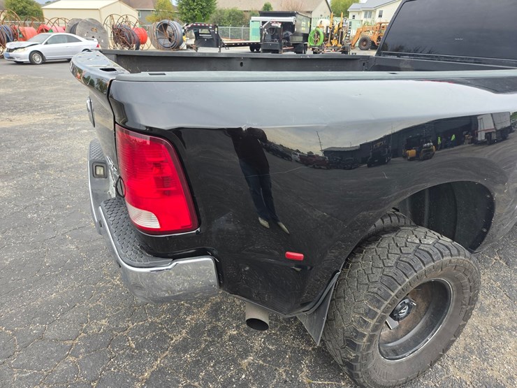 2015-dodge-3500-image-15