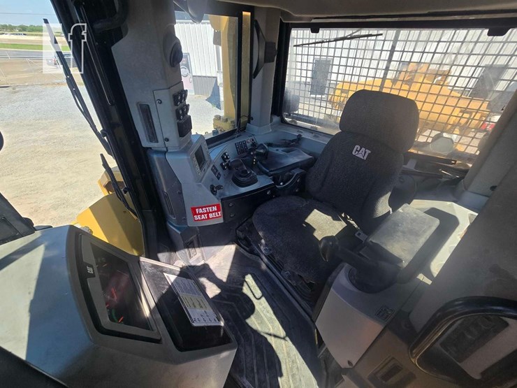 2013-caterpillar-d8t-image-15
