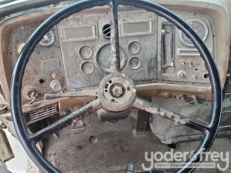 1990-ford-l8000-image-33