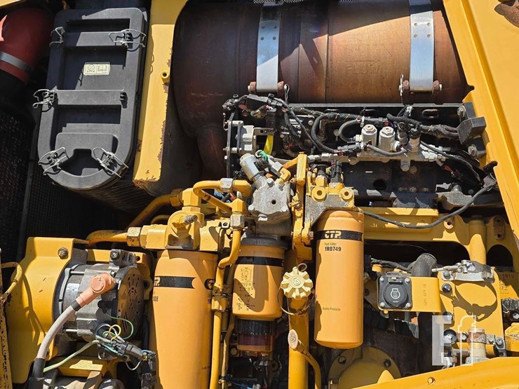 2013-caterpillar-d8t-image-43