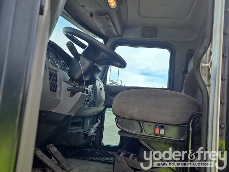 2017-peterbilt-348-image-26