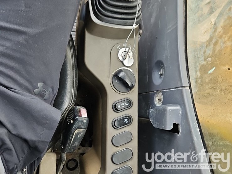 2014-komatsu-pc210-lc-10-image-35