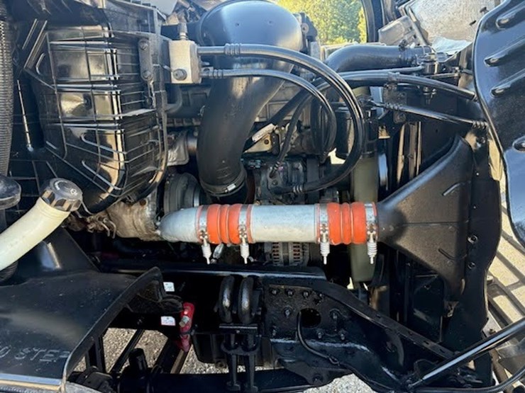 2014-freightliner-cascadia-113-image-12