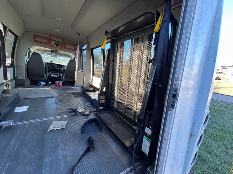 #95-•-2007-chevrolet-express-van-image-17