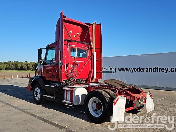 2015-volvo-vnl42t300-image-4