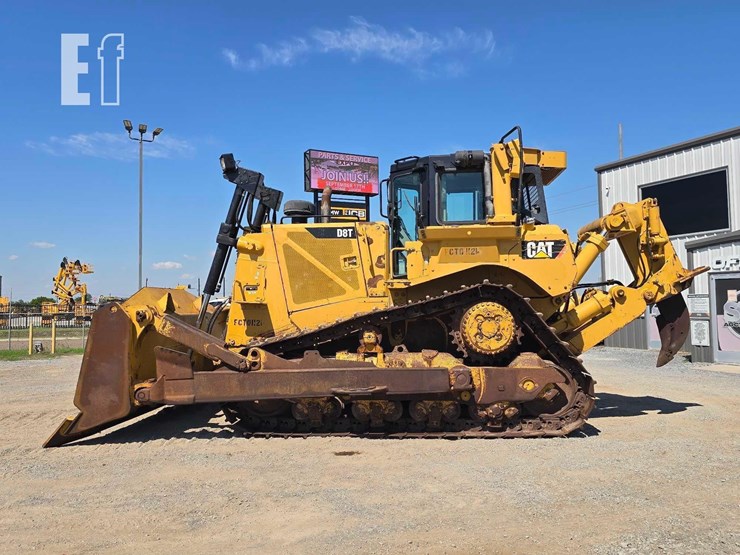 2013-caterpillar-d8t-image-1